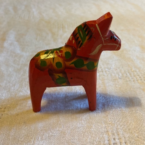 Vintage Handcarved and Painted Swedish Wooden Dala Horse with Original Label - Picture 2 of 7